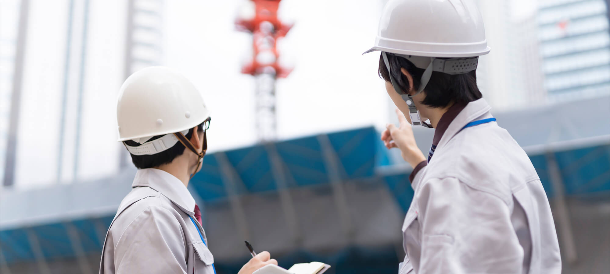二人の社員が設備点検を行っている様子